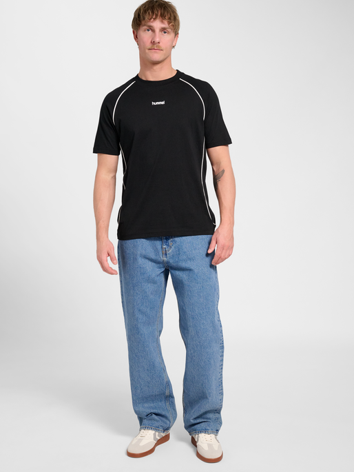 hmlPITCH REST DAY T-SHIRT S/S, BLACK, model