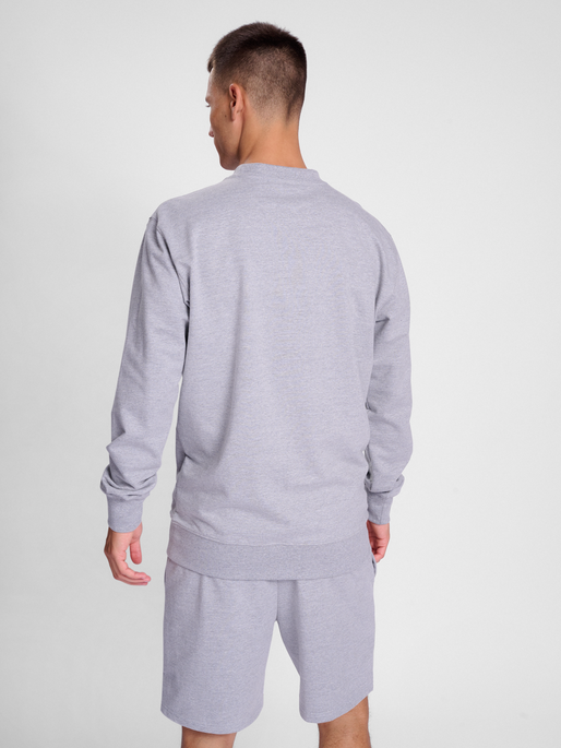 hmlGO 2.0 SWEATSHIRT, GREY MELANGE, model