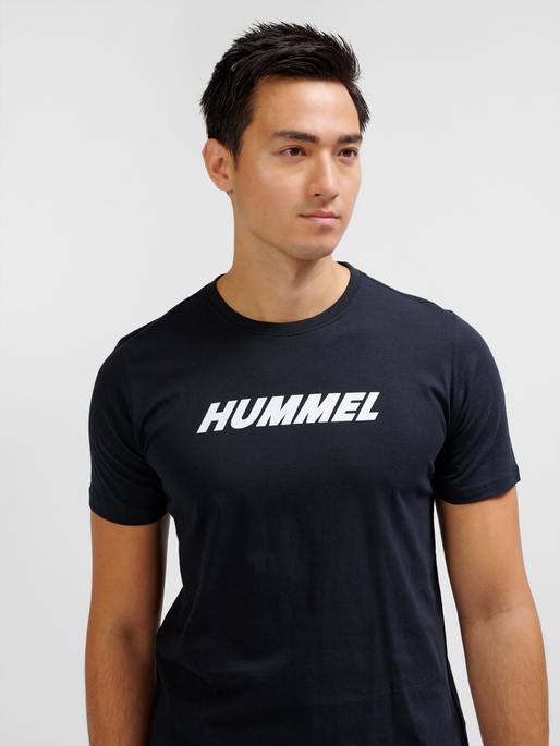 hmlELEMENTAL LOGO COTTON TEE, BLACK, model