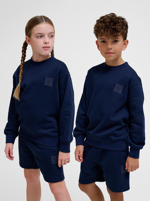 hmlCLEAN SWEATSHIRT, BLACK IRIS, model