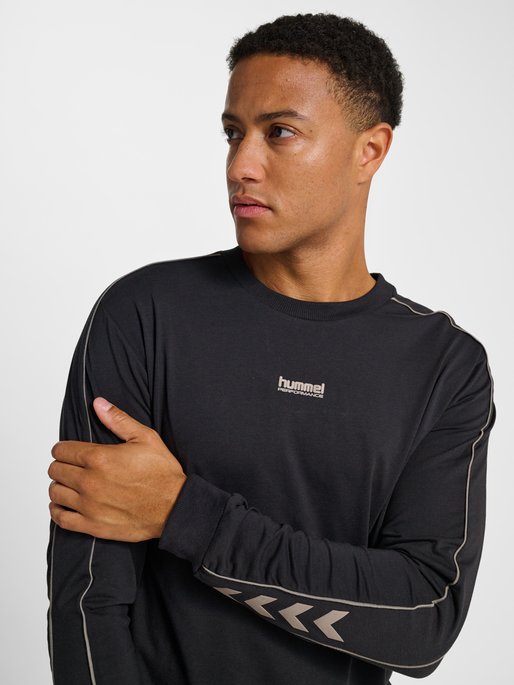 hmlPULSE PIPING T-SHIRT L/S, BLACK, model