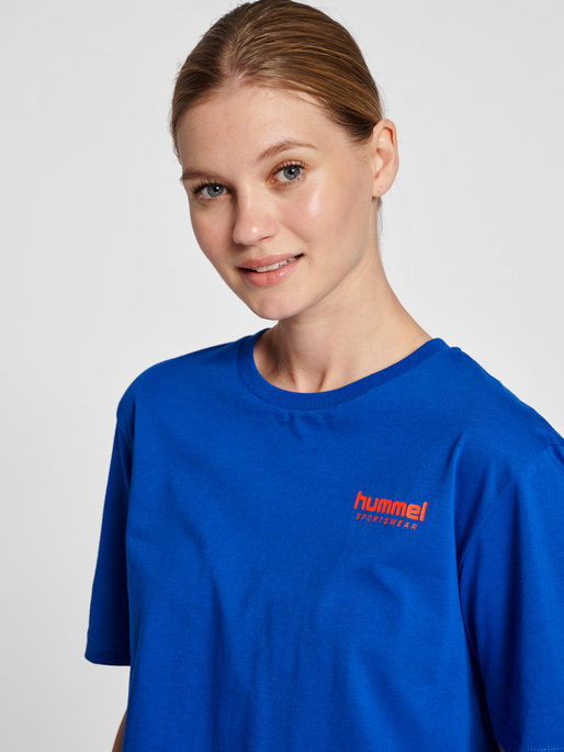 hmlLGC JOSE T-SHIRT, MAZARINE BLUE, model
