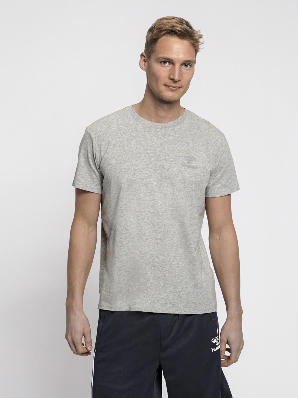 hmlSIGGE T-SHIRT S/S, GREY MELANGE, model