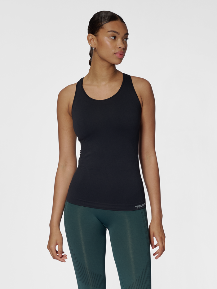hmlTIF SEAMLESS TOP, BLACK, model