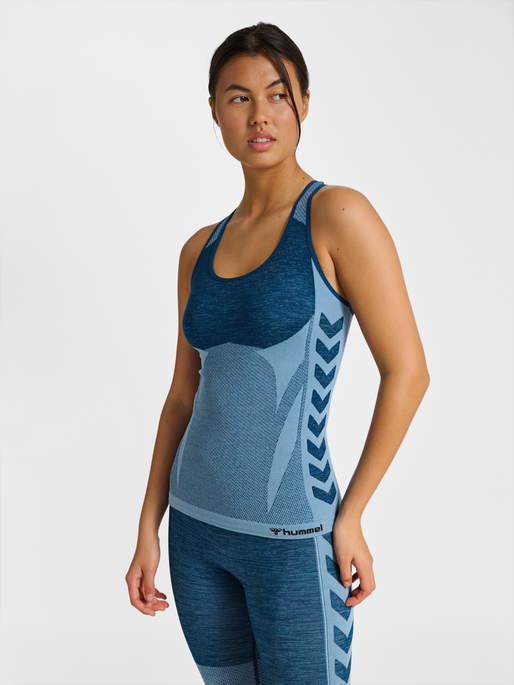 hmlCLEA SEAMLESS TOP, NAVY PEONY/FADED DENIM, model