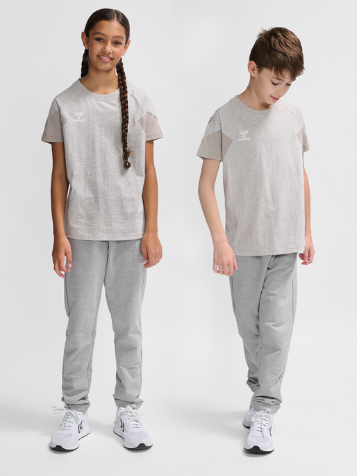 hmlTRAVEL T-SHIRT S/S KIDS, LIGHT GREY MELANGE, model