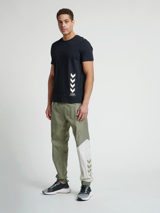 hmlDUNCAN T-SHIRT, BLACK, model