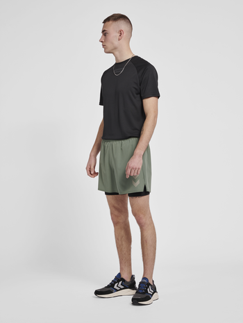 hmlMT FORCE 2 IN 1 SHORTS, LAUREL WREATH, model