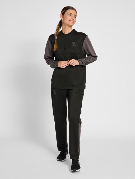 hmlONGRID POLY PANTS WO, JET BLACK/FORGED IRON, model