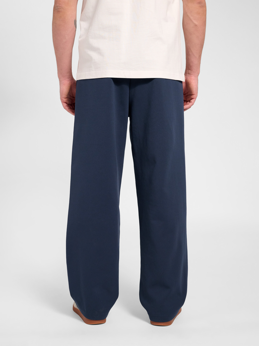 hmlDEFENDER PANTS, EBONY, model