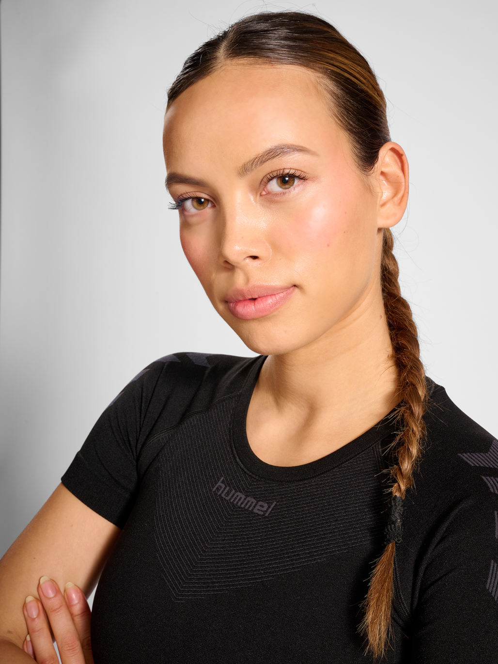 HUMMEL FIRST SEAMLESS JERSEY S/S W, BLACK/OBSIDIAN, model