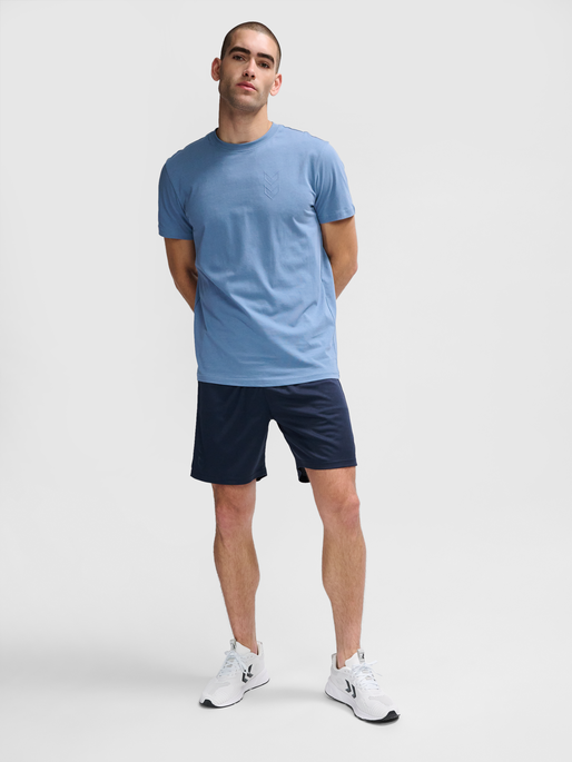 hmlACTIVE PL SHORTS, TOTAL ECLIPSE, model