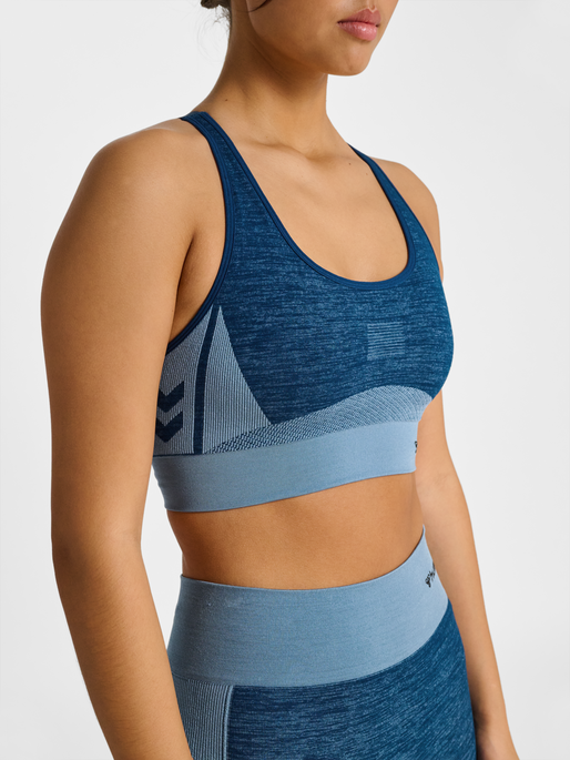 hmlCLEA SEAMLESS  SPORTS TOP, NAVY PEONY/FADED DENIM, model