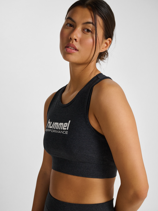 hmlPULSE LOGO LIGHT SUPPORT BRA, BLACK MELANGE, model