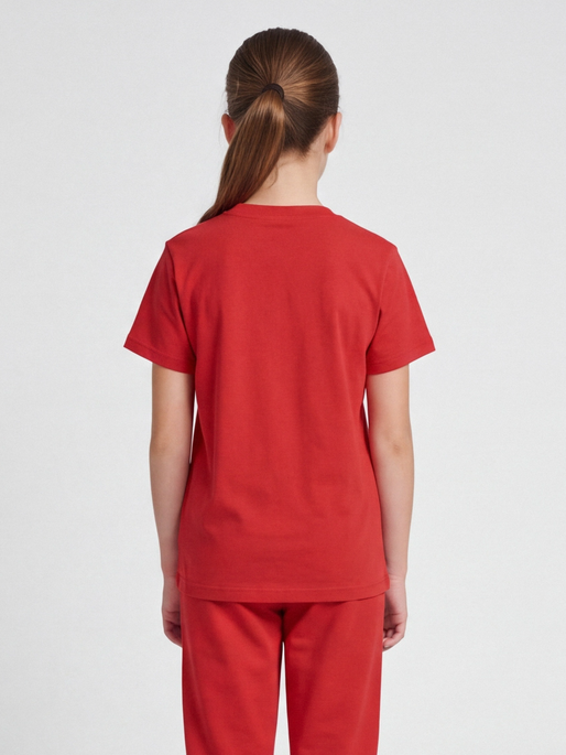 hmlTUKAS T-SHIRT S/S, SALSA, model