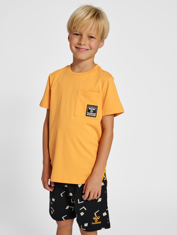 hmlROCK T-SHIRT S/S, BUTTERSCOTCH, model