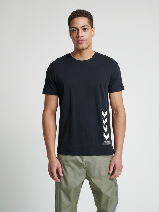 hmlDUNCAN T-SHIRT, BLACK, model