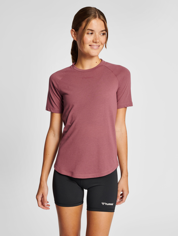 hmlMT VANJA T-SHIRT, CRUSHED BERRY, model