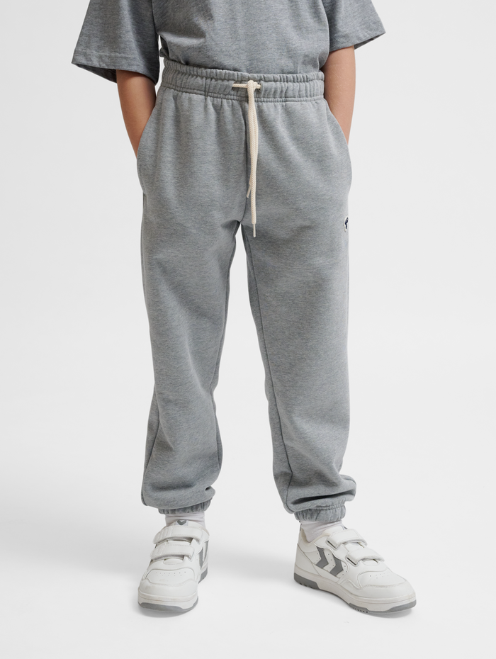 hmlJR LOOSE SWEATPANTS BEE, GREY MELANGE, model