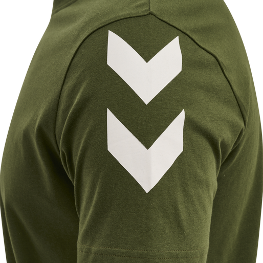 hmlLEGACY CHEVRON T-SHIRT, RIFLE GREEN hmlLEGACY CHEVRON T-SHIRT, RIFLE GREEN, packshot