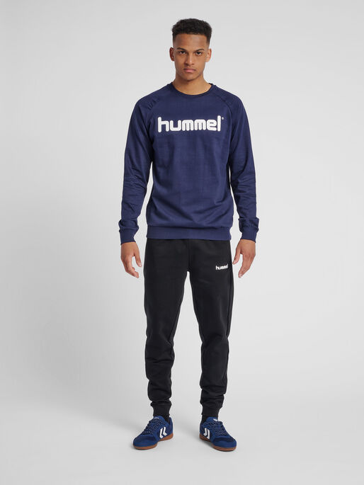 HUMMEL GO COTTON LOGO SWEATSHIRT, MARINE, model