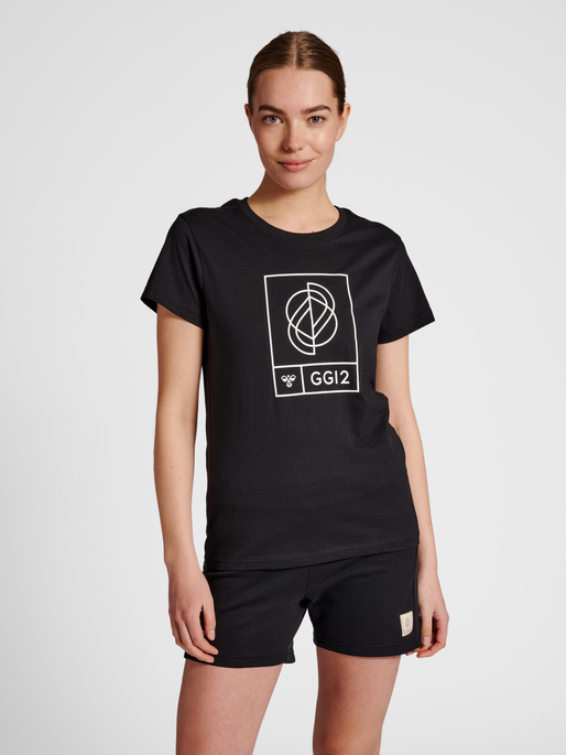 hmlGG12 T-SHIRT S/S WOMAN, BLACK, model