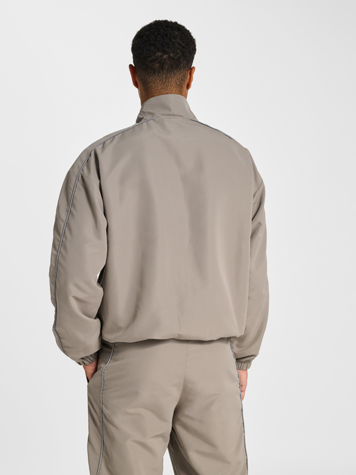 hmlLOOSE TRACK JACKET TOPSCORER, ROCK RIDGE/DRESS BLUES, model