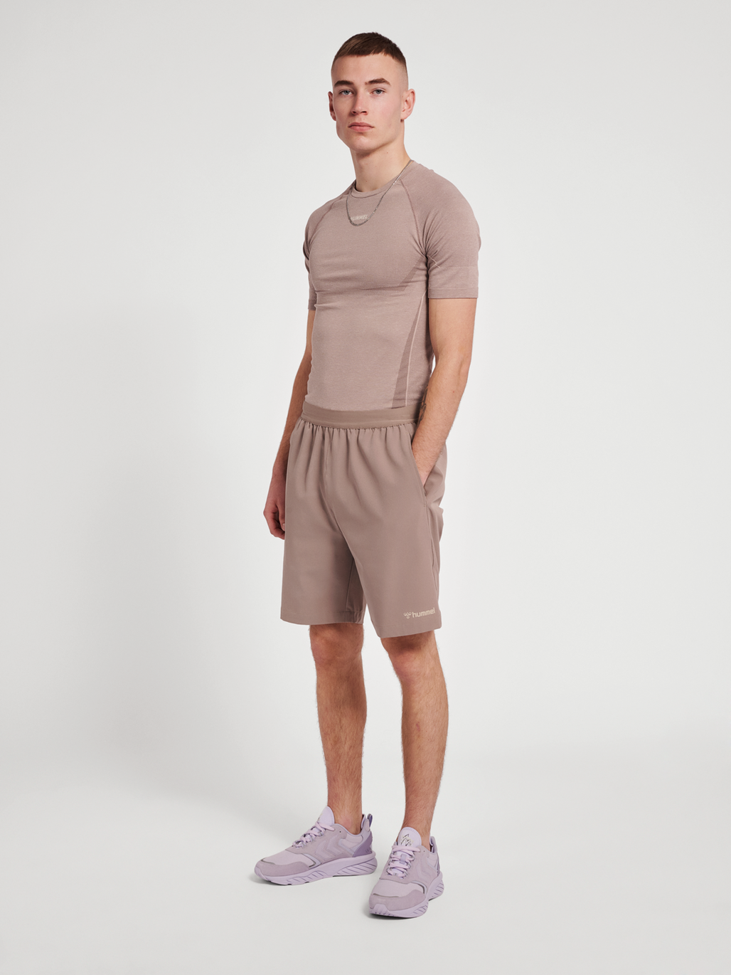hmlTE MIKE SEAMLESS T-SHIRT, CHATEAU GRAY/DRIFTWOOD MELANGE, model