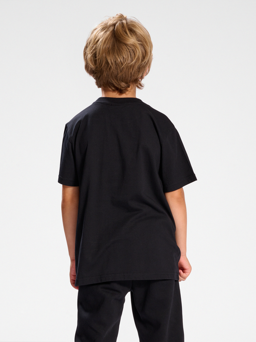 hmlDARE T-SHIRT S/S, 2001, model