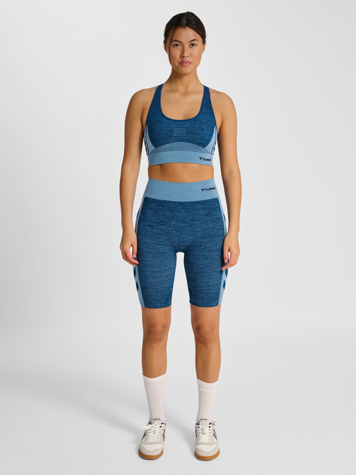 hmlCLEA SEAMLESS CYCLING SHORTS, NAVY PEONY/FADED DENIM, model