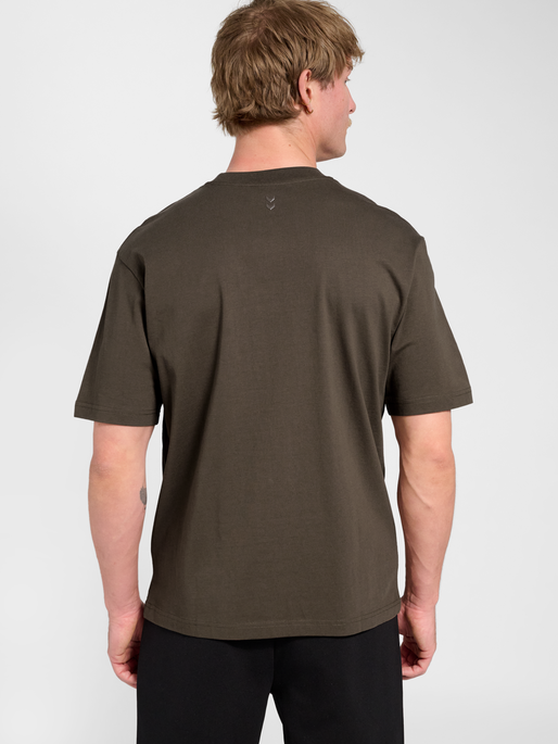 hmlKEEPER LOGO T-SHIRT S/S, MAJOR BROWN, model