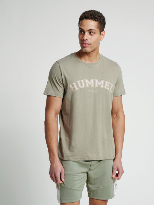 hmlVARSITY T-SHIRT, VETIVER, model