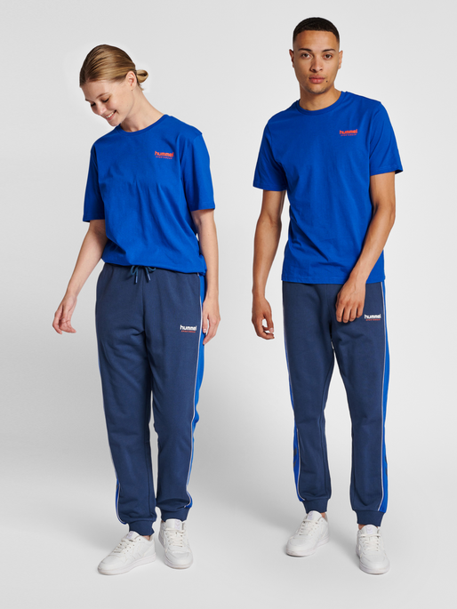 hmlLGC JOSE T-SHIRT, MAZARINE BLUE, model
