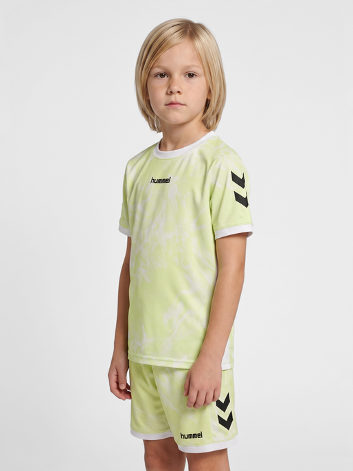 hmlBLAZE CLUB 26 GRAPHIC SET KIDS, ASIAN PEAR/WHITE, model