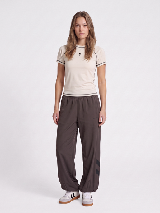 hmlI-D MESH T-SHIRT S/S, EGRET, model