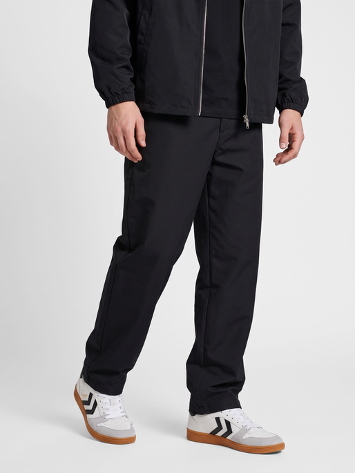 hmlI-D BARREL LEG TROUSERS, BLACK, model