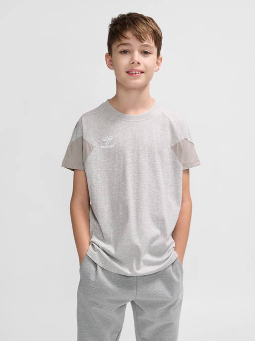 hmlTRAVEL T-SHIRT S/S KIDS, LIGHT GREY MELANGE, model