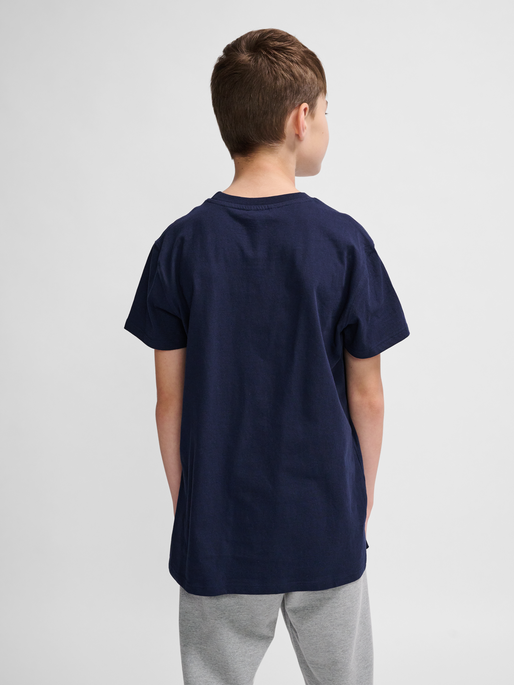 hmlGO 2.0 LOGO T-SHIRT S/S KIDS, MARINE, model