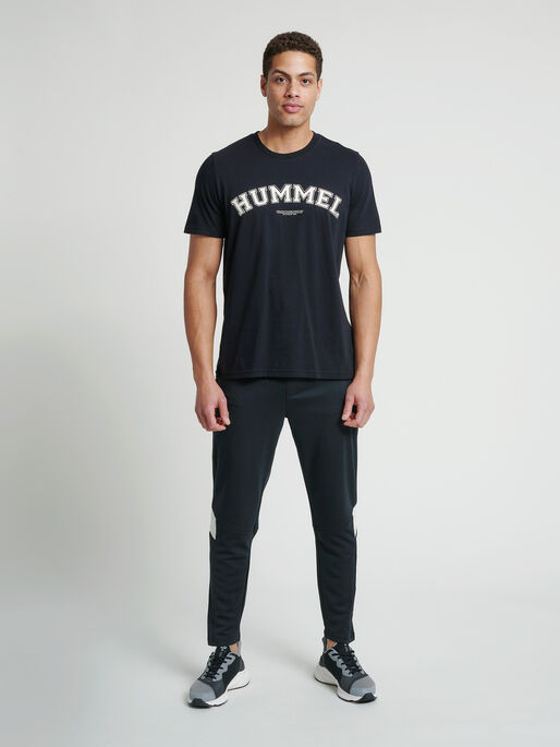 hmlVARSITY T-SHIRT, BLACK, model