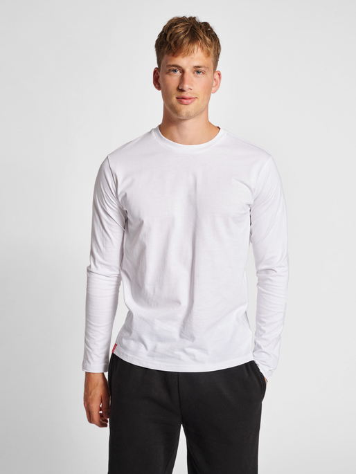 hmlRED HEAVY T-SHIRT L/S, WHITE, model