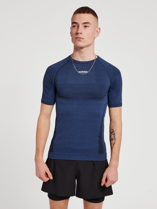 hmlTE MIKE SEAMLESS T-SHIRT, INSIGNIA BLUE, model