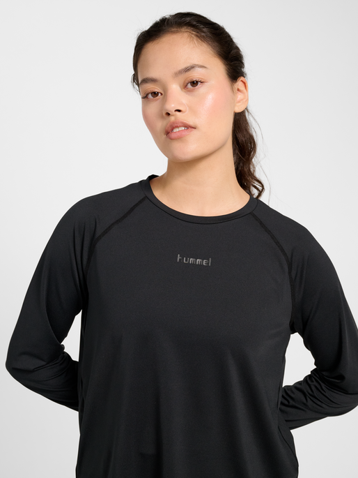 hmlVANJA TECH T-SHIRT L/S, BLACK, model