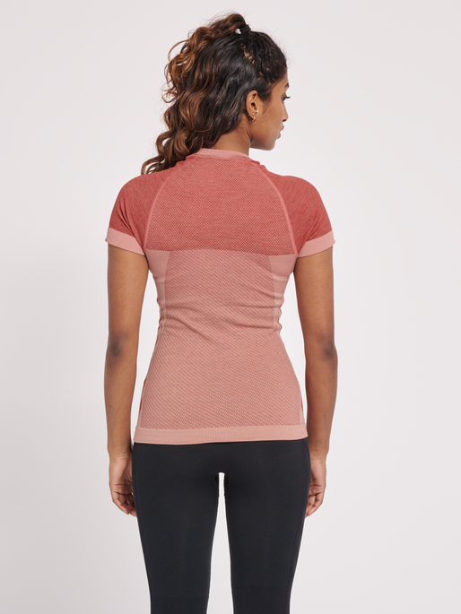hmlCLEA SEAMLESS TIGHT T-SHIRT, WITHERED ROSE, model
