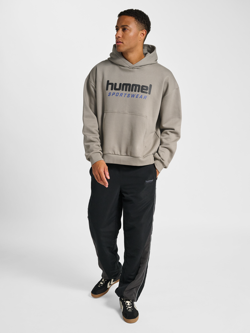 hmlBOXY HOODIE LOGO, ROCK RIDGE, model