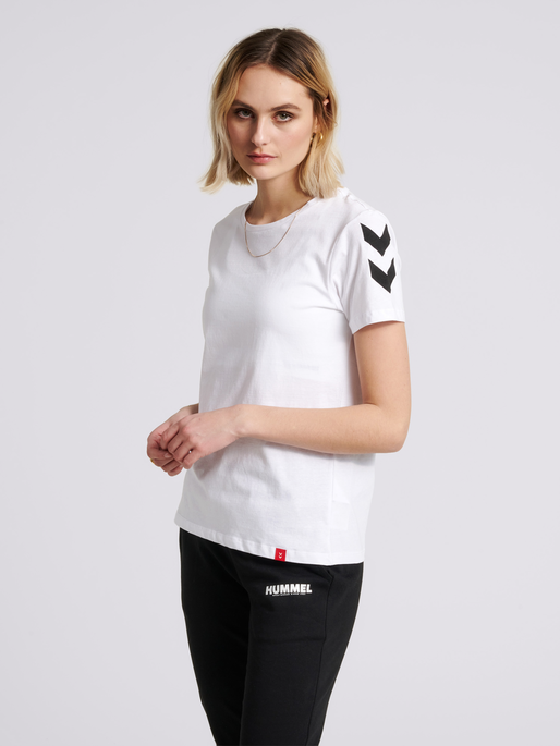 hmlLEGACY WOMAN T-SHIRT, WHITE, model