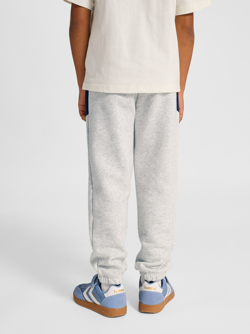 hmlJR LOOSE BLOCKED SWEATPANT, LIGHT GREY MELANGE, model