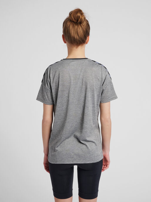 hmlAUTHENTIC POLY JERSEY WOMAN S/S, GREY MELANGE, model