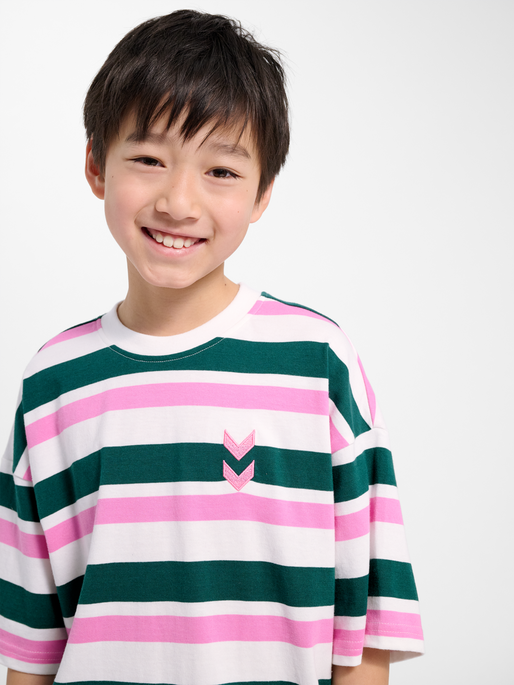 hmlJR SILLY S/S BOXY T-SHIRT STRIPE, FOREST BIOME, model
