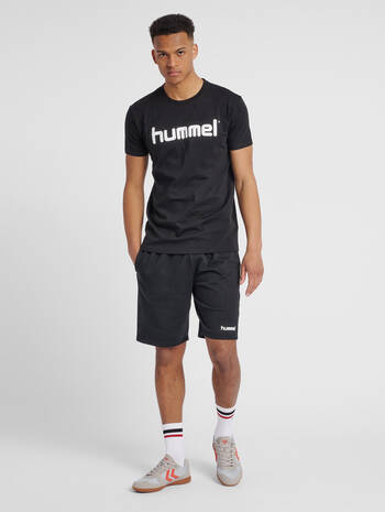 HUMMEL GO COTTON LOGO T-SHIRT S/S, BLACK, model