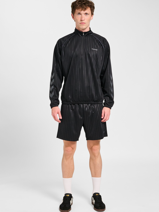 hmlSTRIPE HALFZIP, BLACK, model